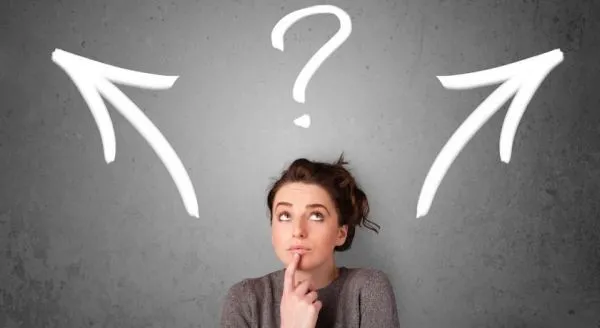 Pessoa analisando decisão com setas apontando caminhos